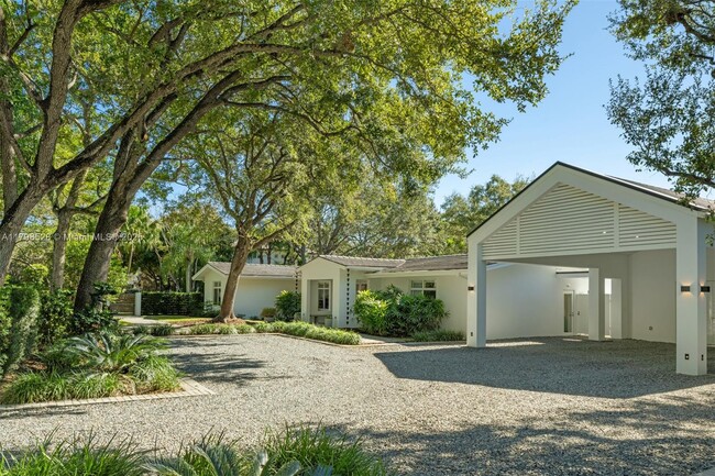 5840 SW 91st St in Pinecrest, FL - Building Photo - Building Photo
