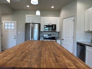 187 Courthouse Way, Unit 100 in Rigby, ID - Foto de edificio - Building Photo