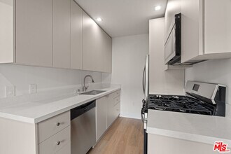 420 S Sepulveda Blvd in Los Angeles, CA - Building Photo - Building Photo