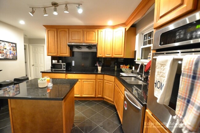 36 Kenrick St in Boston, MA - Foto de edificio - Building Photo