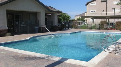 Geneva Pointe in Elk Grove, CA - Foto de edificio - Other