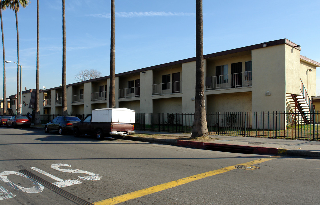 Felton Palms in Inglewood, CA - Building Photo