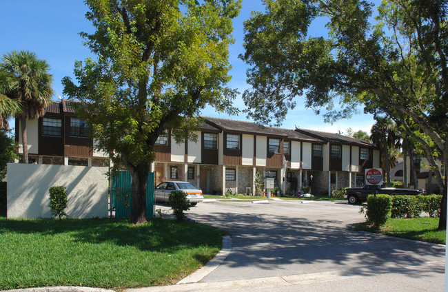 Highgate Townhomes in Coral Springs, FL - Building Photo - Building Photo