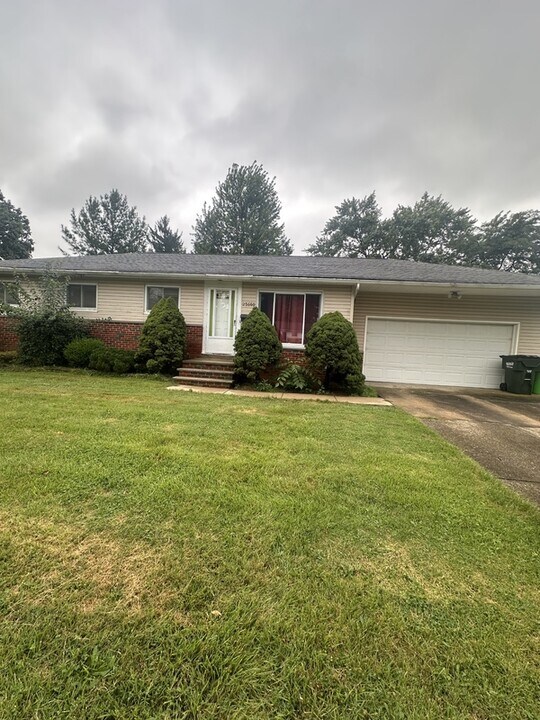 23660 Comstock Rd in Bedford Heights, OH - Building Photo