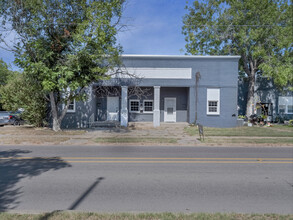 1 Bedroom & 2 Bedroom Apartments in Hamilton, TX - Building Photo - Building Photo