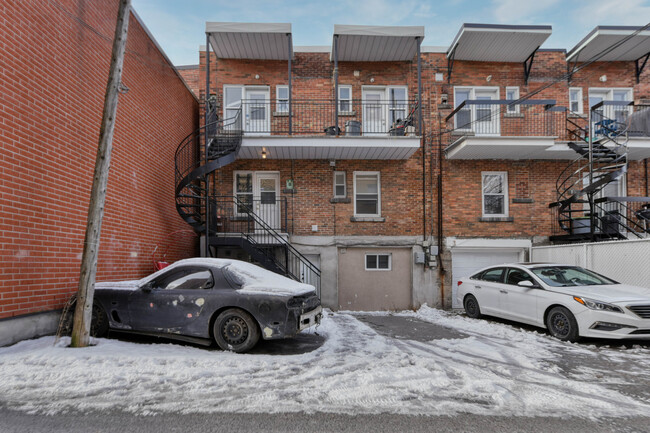 2710 Sherbrooke Rue E in Montréal, QC - Building Photo - Building Photo