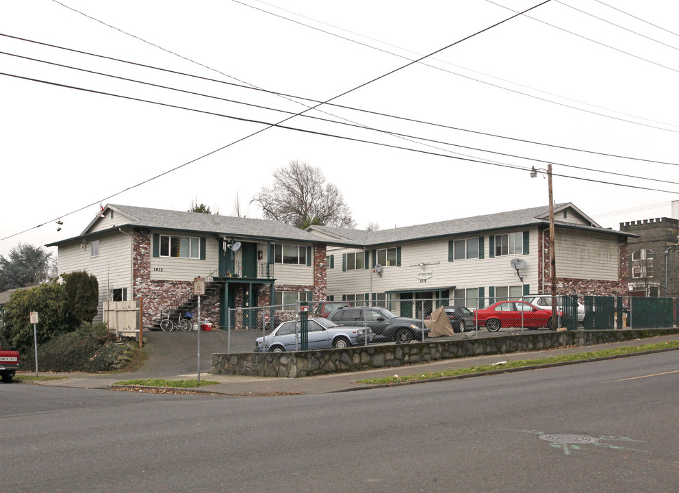 1935 SE Main St in Portland, OR - Building Photo