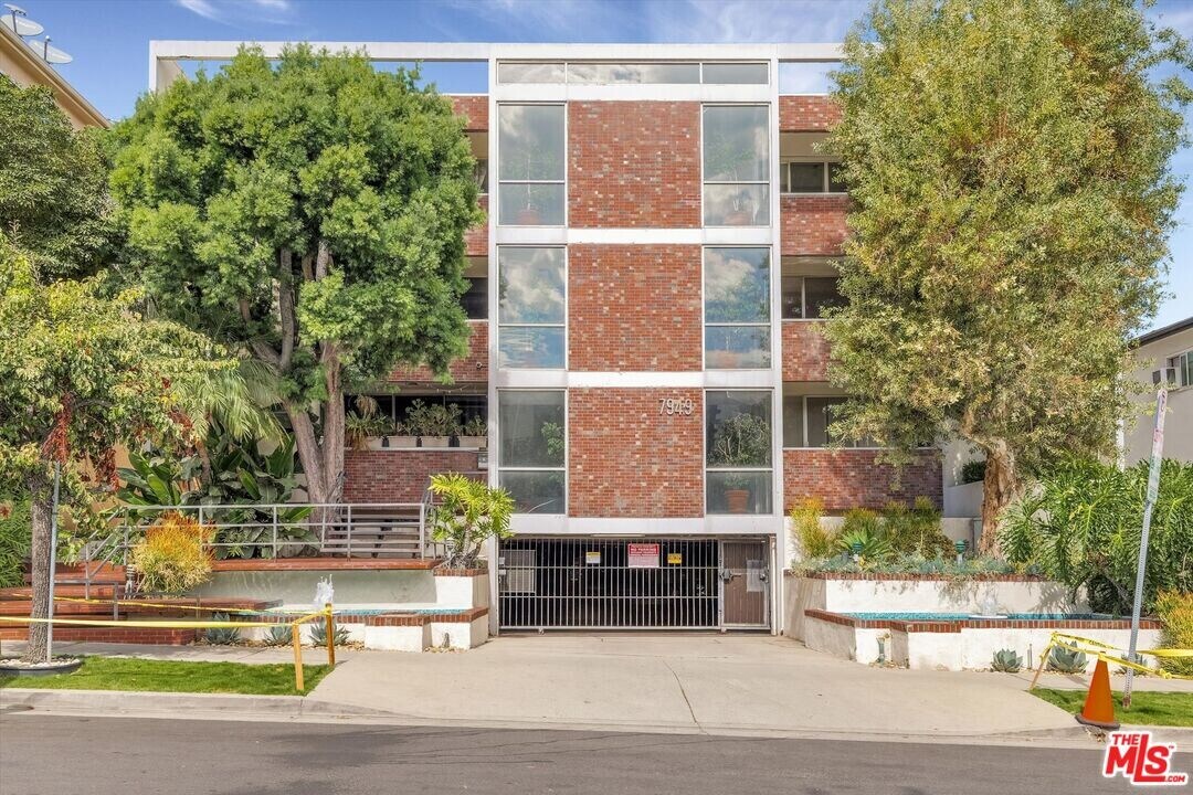 7949 Selma Ave in Los Angeles, CA - Building Photo