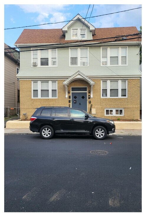 110 Schley St in Newark, NJ - Building Photo