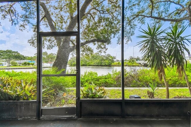 9001 Tudor Dr in Tampa, FL - Building Photo - Building Photo