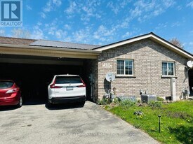 25 Griffiths Dr in Brant, ON - Building Photo