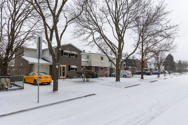 46 Ardgowan Cres in Toronto, ON - Building Photo - Building Photo