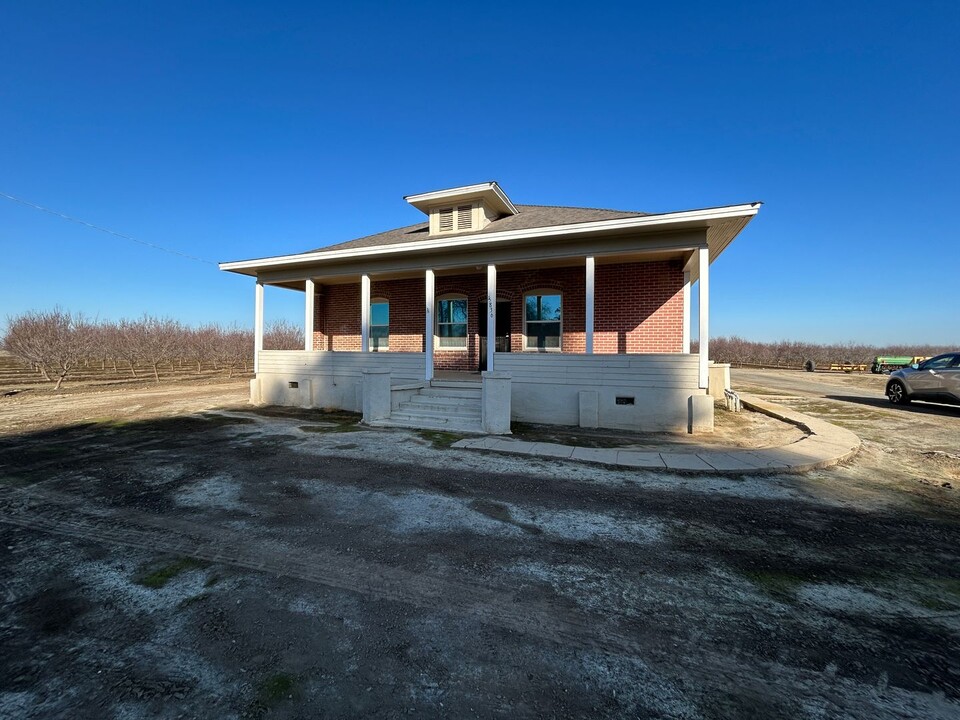 15836 W Lacey Blvd in Lemoore, CA - Building Photo