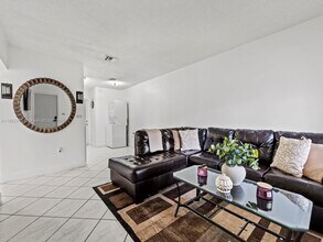 6165 SW 44th St in Davie, FL - Building Photo - Building Photo