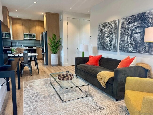 8168 Paseo Del Ocaso in San Diego, CA - Foto de edificio - Building Photo