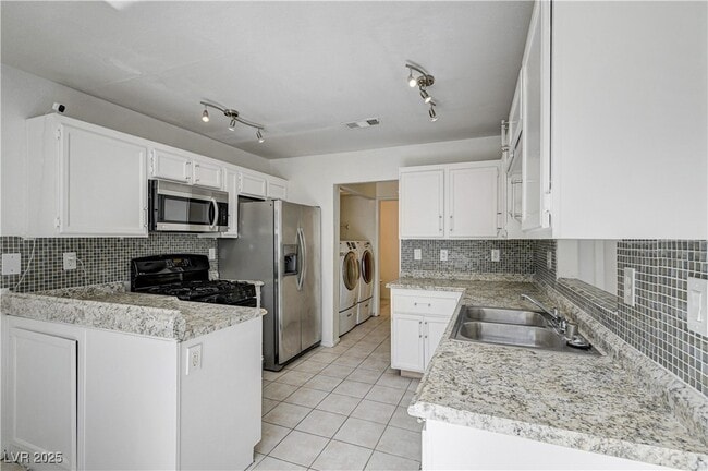 4040 Castle Cove Dr in Las Vegas, NV - Building Photo - Building Photo