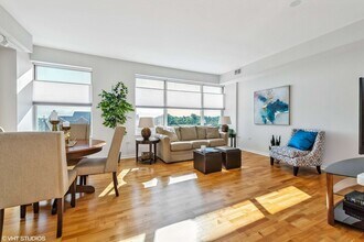 77 S Evergreen Ave in Arlington Heights, IL - Building Photo - Building Photo