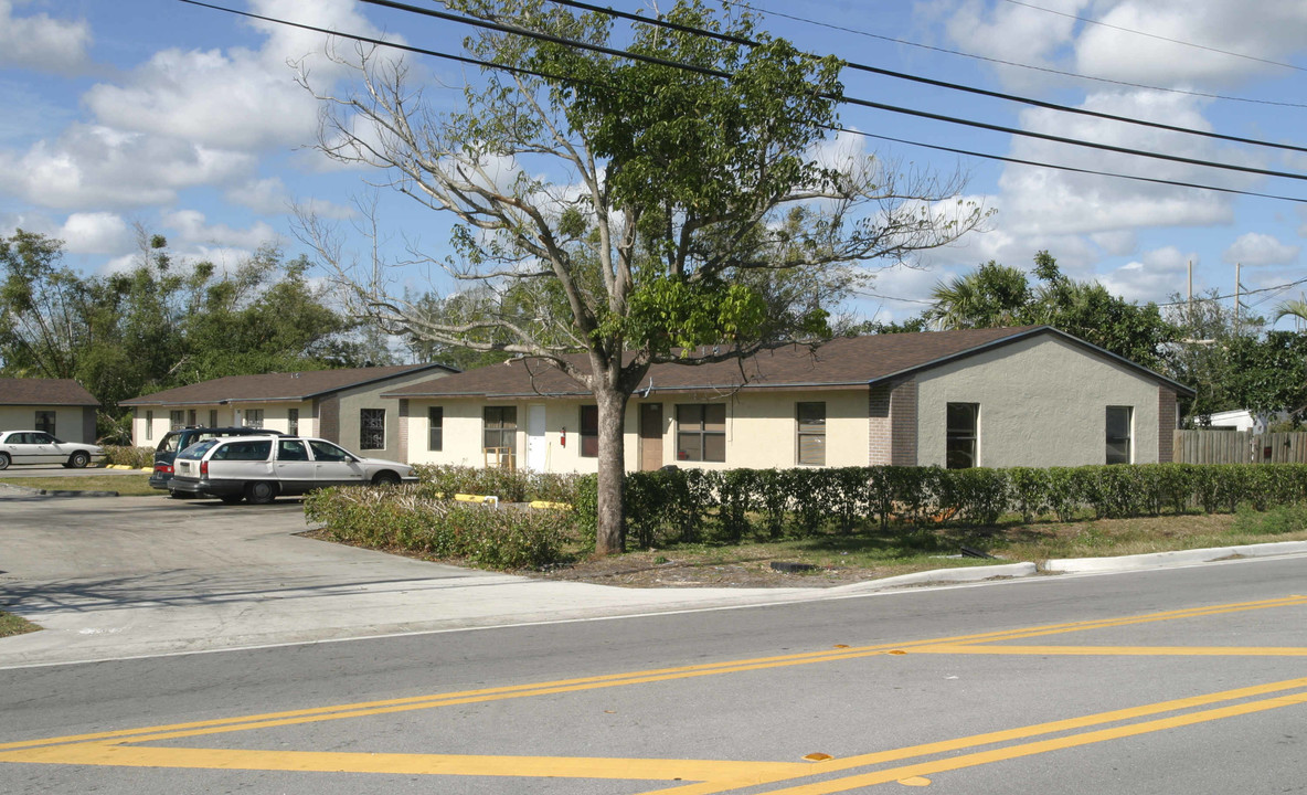 4669 Davis Rd in Lake Worth, FL - Foto de edificio