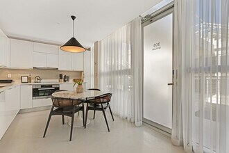 250 Collins Ave in Miami Beach, FL - Foto de edificio - Building Photo