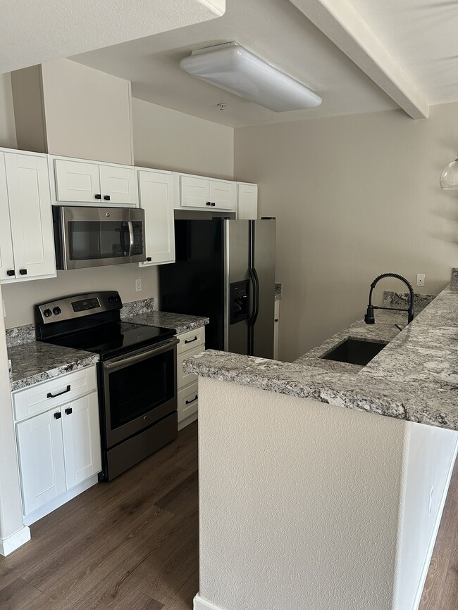 4200 E Commerce Way in Sacramento, CA - Building Photo - Building Photo