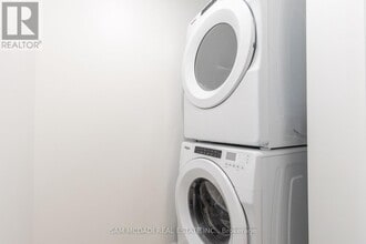 1035 Southdown Rd in Mississauga, ON - Building Photo - Building Photo