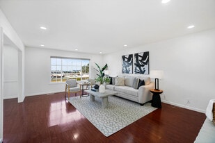 584 Hillside Blvd in Daly City, CA - Building Photo