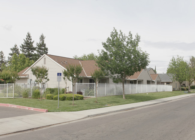 2520 Miller Ave in Modesto, CA - Foto de edificio - Building Photo