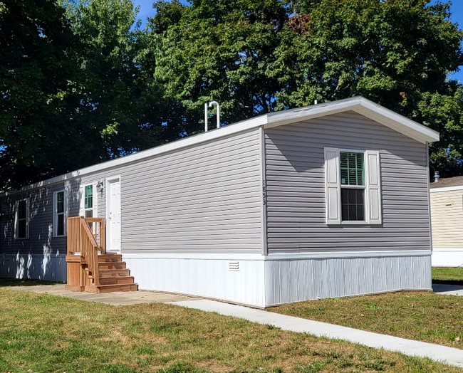 1853 Collins Ct in Milford, MI - Foto de edificio - Building Photo