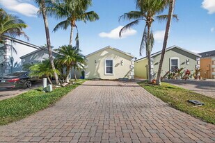 3125 Shelby Way in Palm Springs, FL - Building Photo