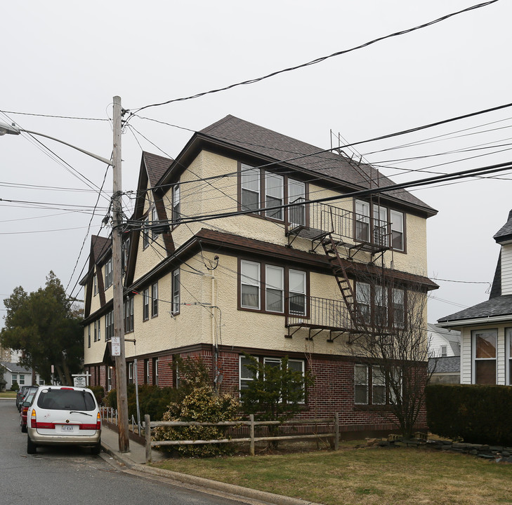 1100 Ward Place in Woodmere, NY - Building Photo