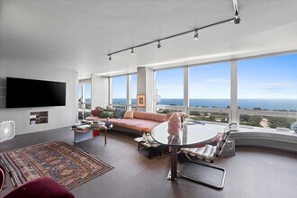 2400 N Lakeview Ave in Chicago, IL - Foto de edificio - Building Photo