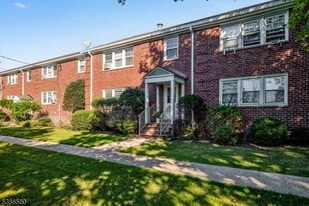 6 Gainsborough Terrace in River Edge, NJ - Building Photo