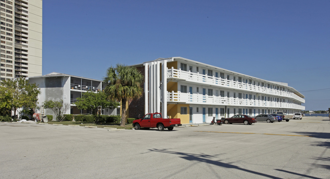 5400 N Flagler Dr in West Palm Beach, FL - Building Photo