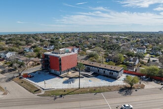 Imperial Apartments in Corpus Christi, TX - Building Photo - Building Photo