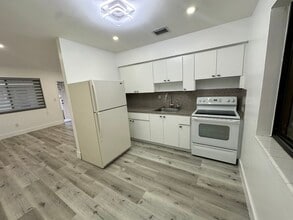 1174 W 3rd Ave in Hialeah, FL - Foto de edificio - Building Photo