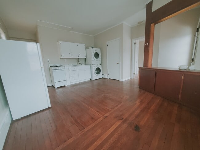 156 River Road Ext, Unit 1 in Cos Cob, CT - Building Photo - Building Photo