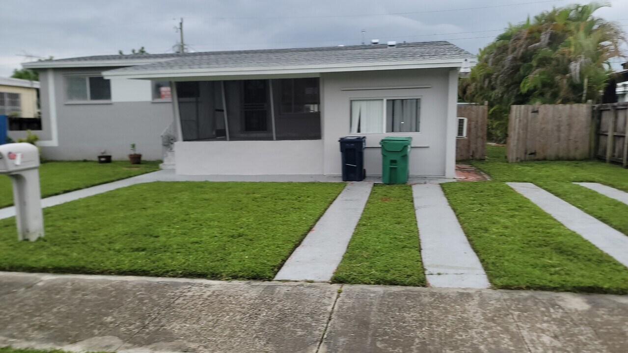 7920 SW 22nd St in Miami, FL - Building Photo