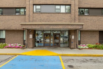 Elm Park Tower in Worcester, MA - Building Photo - Building Photo