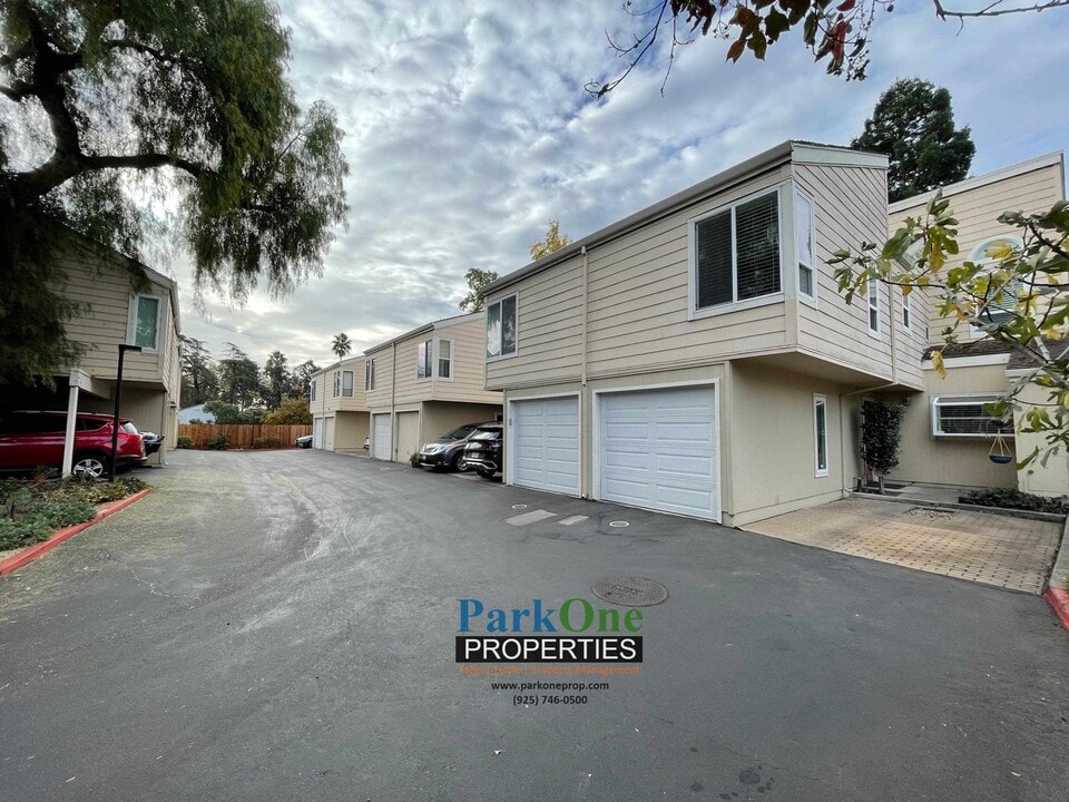1255 Detroit Ave in Concord, CA - Building Photo