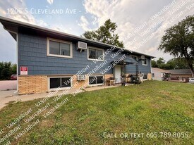 1205 S Cleveland Ave in Sioux Falls, SD - Building Photo