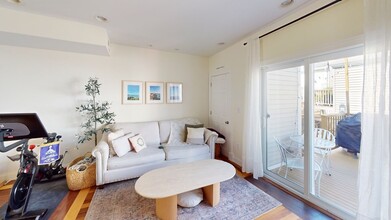276 Bowen St in Boston, MA - Building Photo - Building Photo
