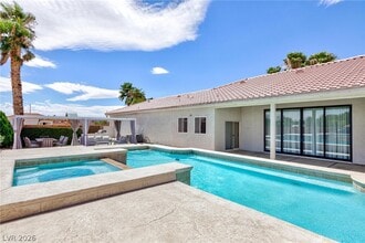 6525 Ponderosa Way in Las Vegas, NV - Building Photo - Building Photo