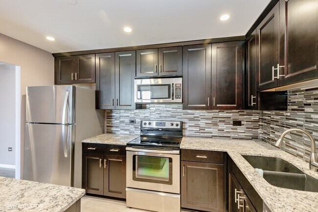 125 Acacia Cir-Unit -611 in Indian Head Park, IL - Building Photo - Building Photo