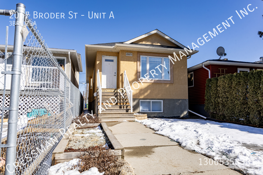 2067 Broder St in Regina, SK - Building Photo