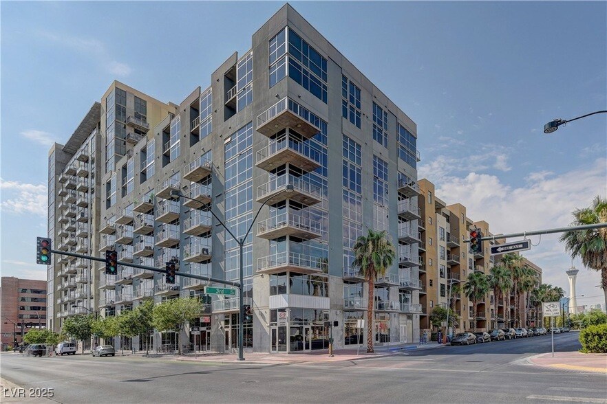 353 E Bonneville Ave in Las Vegas, NV - Building Photo