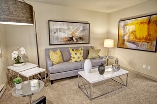 Colonial Square in Bellevue, WA - Building Photo