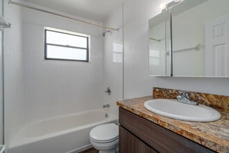 Regents Park in Holly Hill, FL - Foto de edificio - Interior Photo