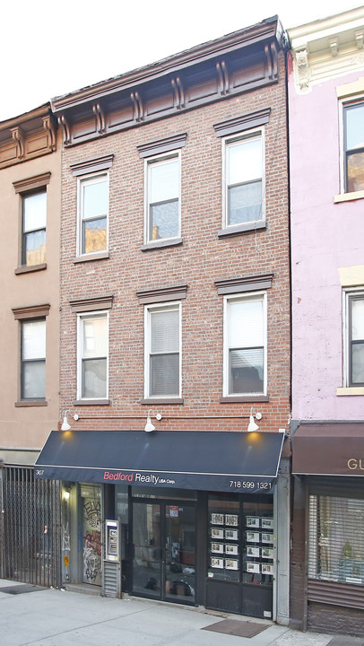 307 Bedford Ave in Brooklyn, NY - Building Photo