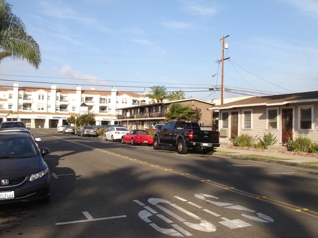 201 Pecan Ave in Huntington Beach, CA - Foto de edificio - Building Photo