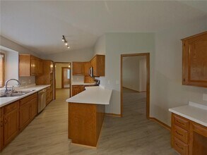 739 Ashley Dr in Chaska, MN - Foto de edificio - Building Photo